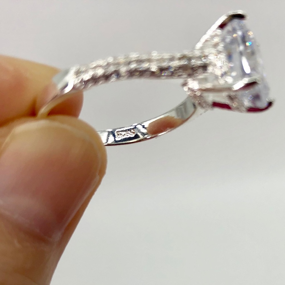 5 carat white sapphire in a 925 silver setting - Picture 7 of 8